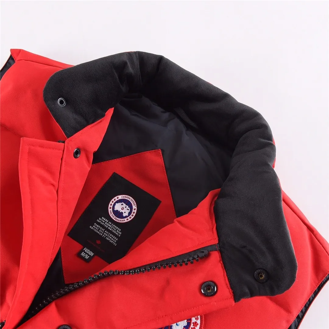 P320 Canada Goose Canada Goose #Freestyle Crew 4154M men's and women's vest down# ➖ Genuine synchronous anti-counterfeiting chip sensor! ➖ Imported Behringer embroidery machine to customize 10,000-needle embroidery logo! ➖ Imported 21-count polyester-cotton blended original fabric, using Feather-Light 10D waterproof coating fabric, made of 84.5% polyester fiber and 15.5% cotton, 100% the best feel in the entire network! ➖ The genuine official website uses the national standard 80 white duck down, and will never be misled by false claims such as 90 down or goose down! ➖ 100% nylon nylon lining with double double-layer sealing design to prevent velvet from running away. Top-grade polar fleece is used in the collar and pockets to keep warm and comfortable! ➖ Yoshida YKK provides original custom-made electroplated sliders. YKK two-way lockable zippers are tight and smooth and will not peel off paint! ➖ 3M composite original Velcro is durable, and all accessories and hardware are disassembled and customized!  SIZE: XS S M L XL XXL [Attached: Size chart]